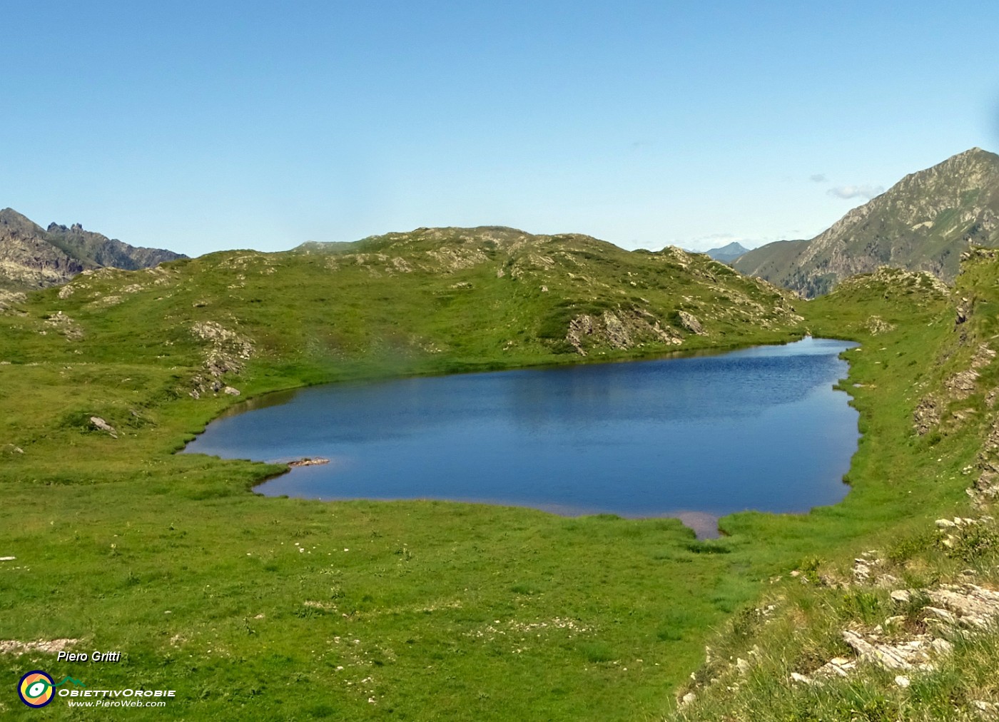 27 E ci godiamo il maggiore dei Laghi del Poris (2176 m) incontrando qui gli amici Gilberto e Bepino .JPG